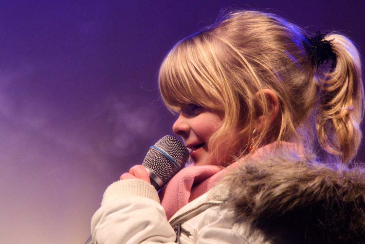 girl-singing-zingend-meisje